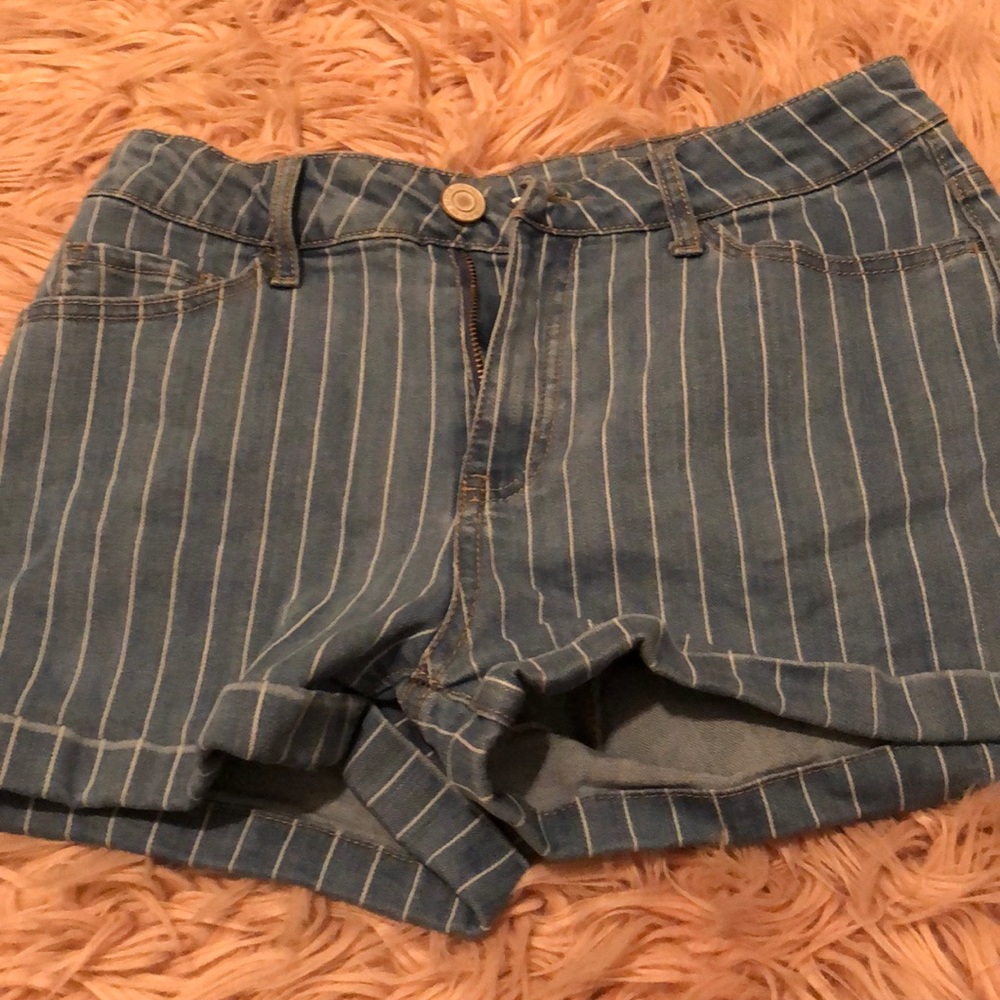 Super cute accent shorts